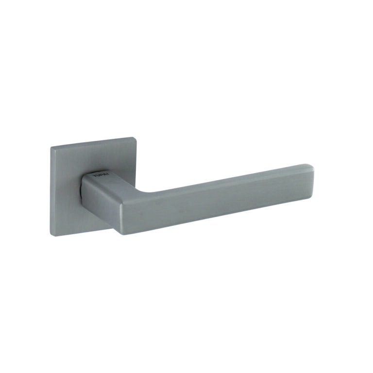 Un maner elegant și modern, model SONIA, cu rozetă pătrată în nuanță de nichel perlat. Ideal pentru a completa designul ușilor tale într-un mod rafinat.